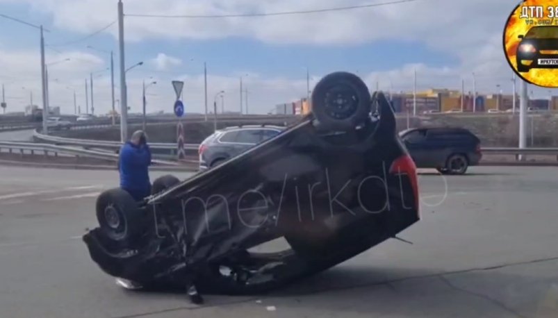 Иномарка перевернулась на съезде у Академического моста в Иркутске