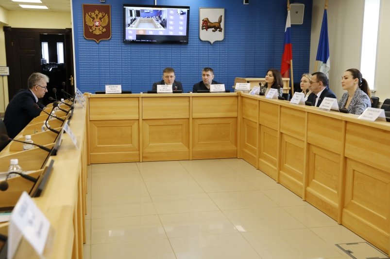 Депутаты ЗС Приангарья обратили внимание на отсутствие гаражей при медучреждениях