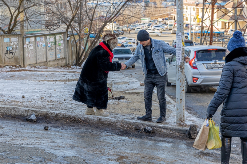 Дороги Иркутска проходят противогололедную обработку после ночного снегопада