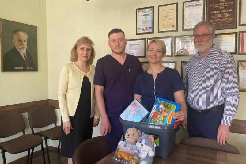 Антонина Кокошникова передала "Коробку Храбрости" пациентам детской больницы в Ангарске