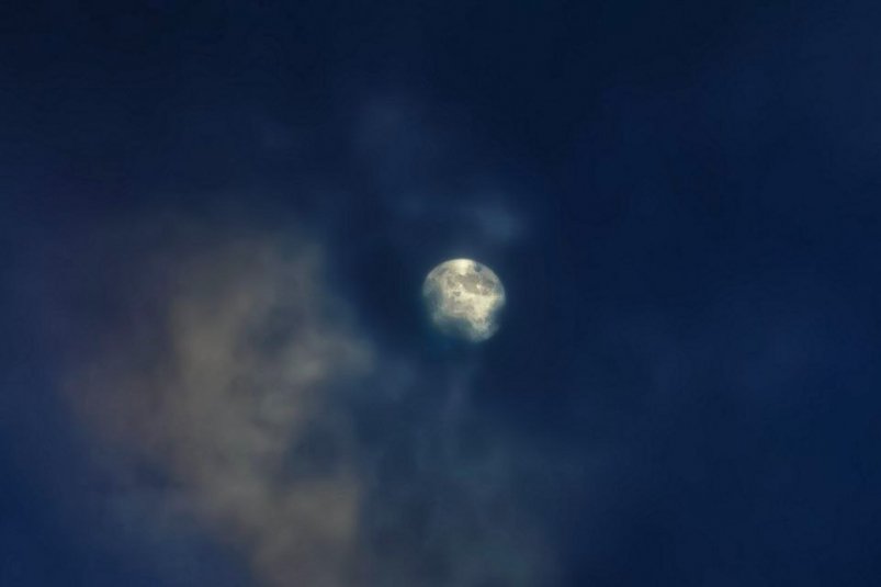 Жители засняли таинственную луну над Иркутском