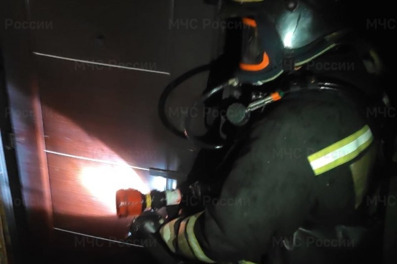 В Братске мужчина отравился угарным газом в результате пожара из-за окурка
