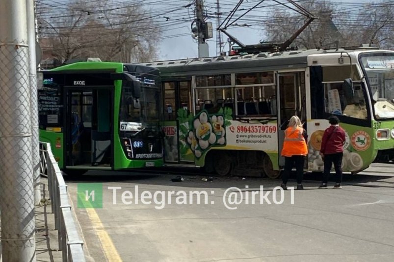 Автобус и трамвай столкнулись на улице Ленина в Иркутске