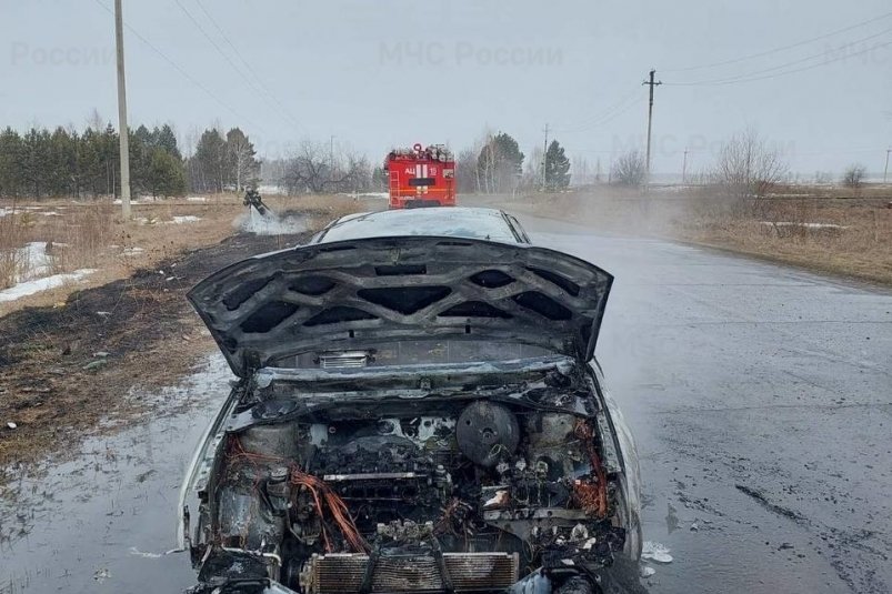 Автомобиль загорелся на одной из улиц в Бохане Иркутской области