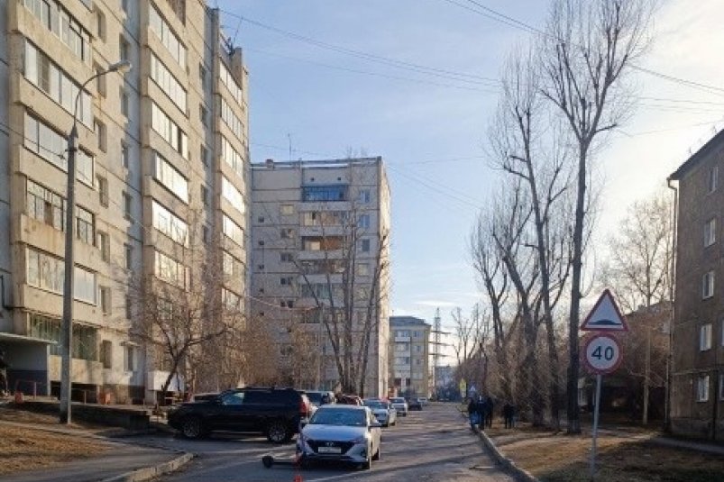 В Иркутске иномарка сбила катавшихся на одном электросамокате подростков
