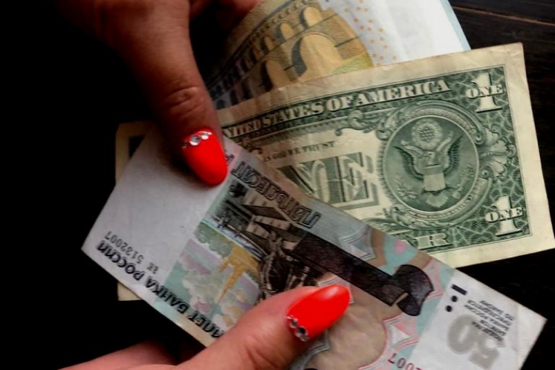 Эксперты не советуют гнаться за покупкой доллара и других валют недружественных стран