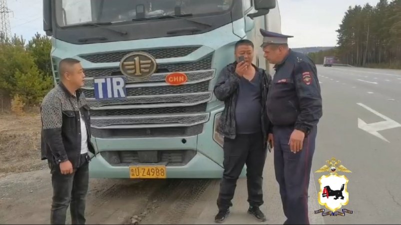 В Шелехове госавтоинспектор помог китайским дальнобойщикам найти дорогу в Москву