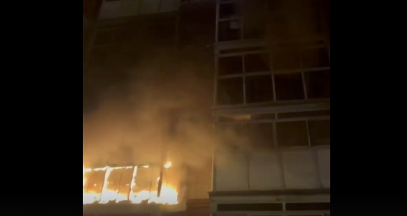 Два человека пострадали во время пожара в девятиэтажке на Баумана в Иркутске