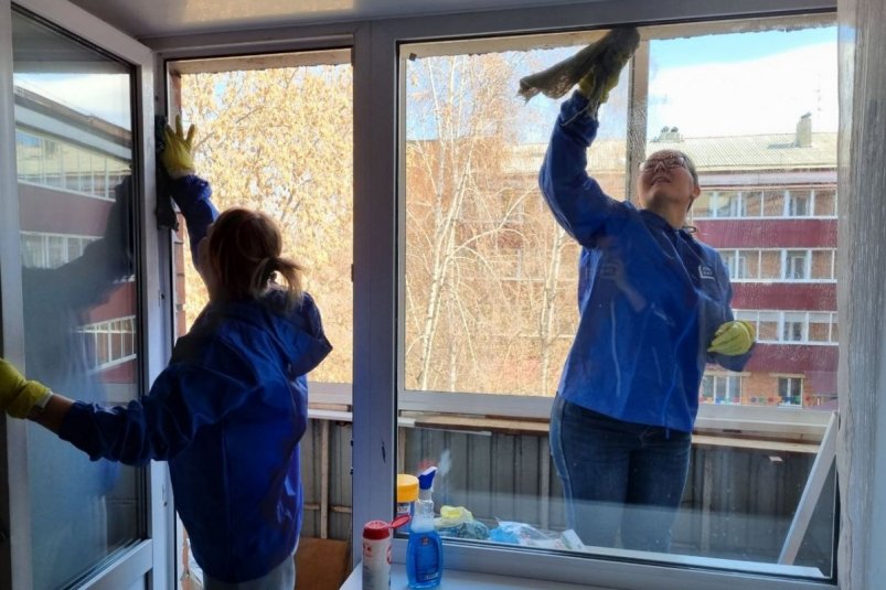 В Иркутске активисты "Единой России" и МГЕР провели акцию "Чистые окна" в Доме ветеранов