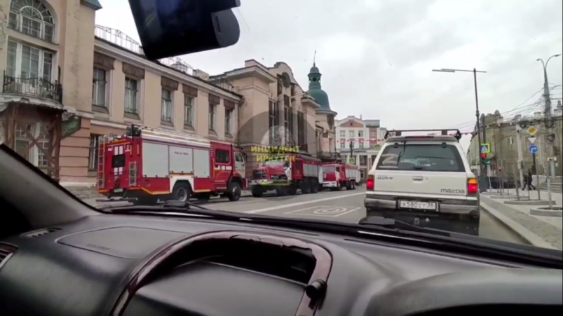 Несколько пожарных машин прибыло к зданию поликлиники №2 в Иркутске