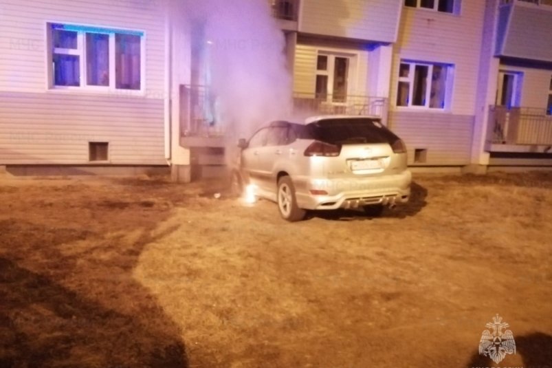 Легковой автомобиль загорелся в одном из дворов Братска
