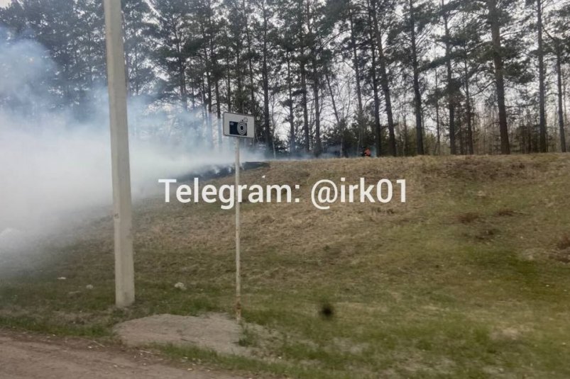 Сухая трава загорелась на въезде в Иркутск