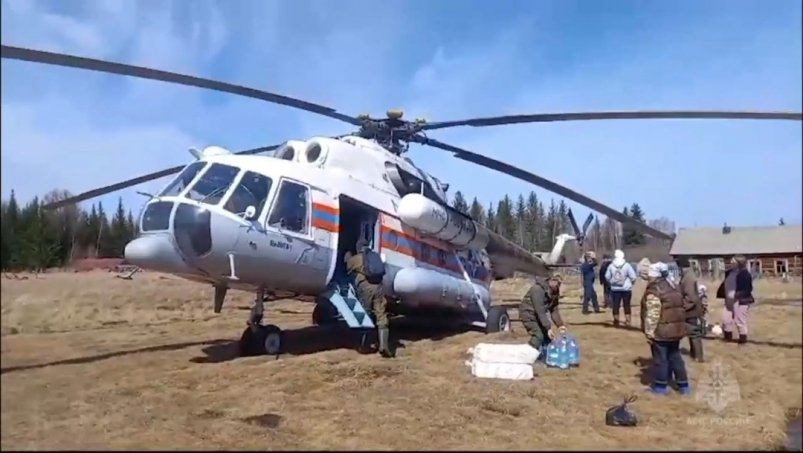 Вертолет Ми-8 доставил продукты и воду пострадавшим от наводнения в Катангском районе