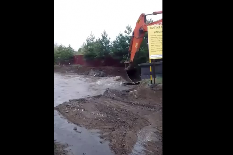 Экскаватор зацепил водопровод и оставил без воды три квартала в Иркутском районе