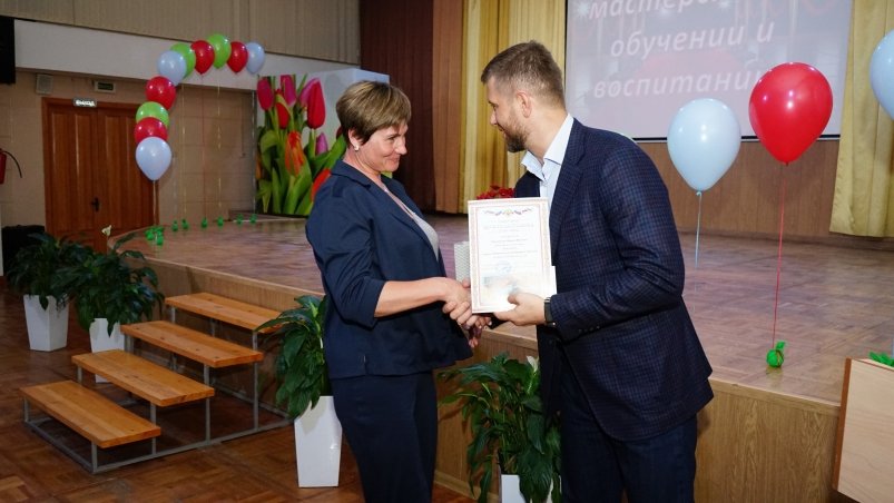 Спикер думы Иркутска наградил стипендиями лучших учеников и учителей гимназии № 2