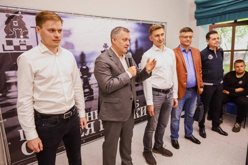 Знаменитый российский шахматист открыл в Иркутске шахматный турнир