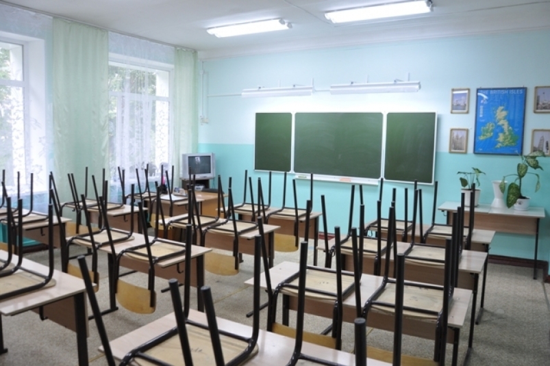 В Иркутске замдиректора школы выписывал уборщицам премии и забирал деньги себе