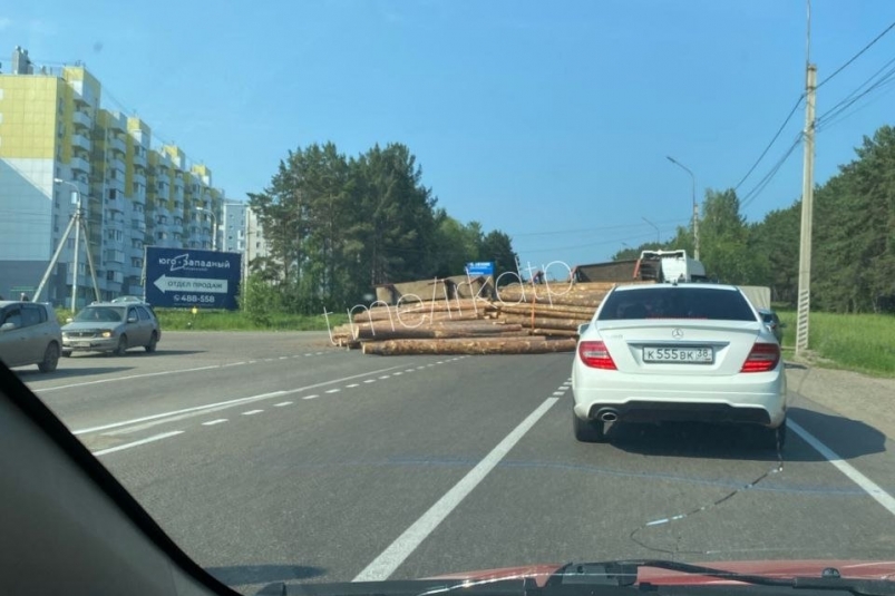 Лесовоз перевернулся на выезде из Иркутска. На Култукском тракте образовалась пробка