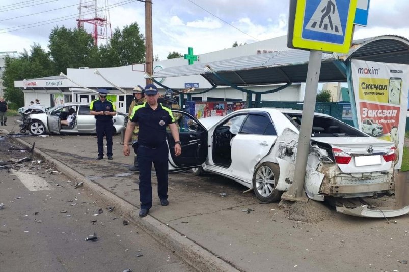 Водитель легковушки врезалась в припаркованную иномарку в Братске. Три человека пострадали