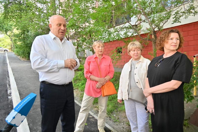 Мэр Хабаровска Сергей Кравчук проинспектировал дворы, благоустраиваемые по федеральному проекту