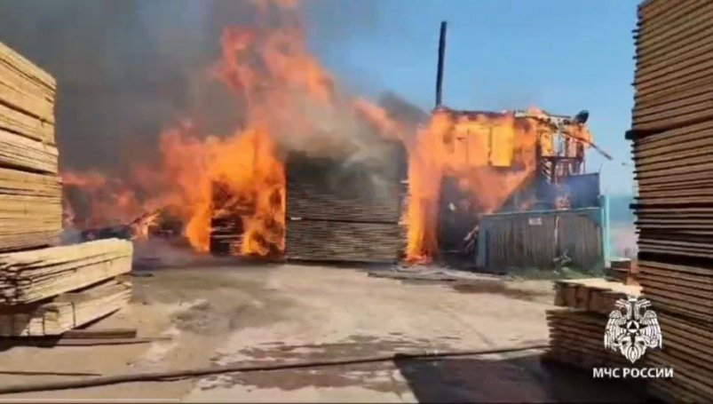 Крупный пожар бушует на складе готовой продукции в Братске