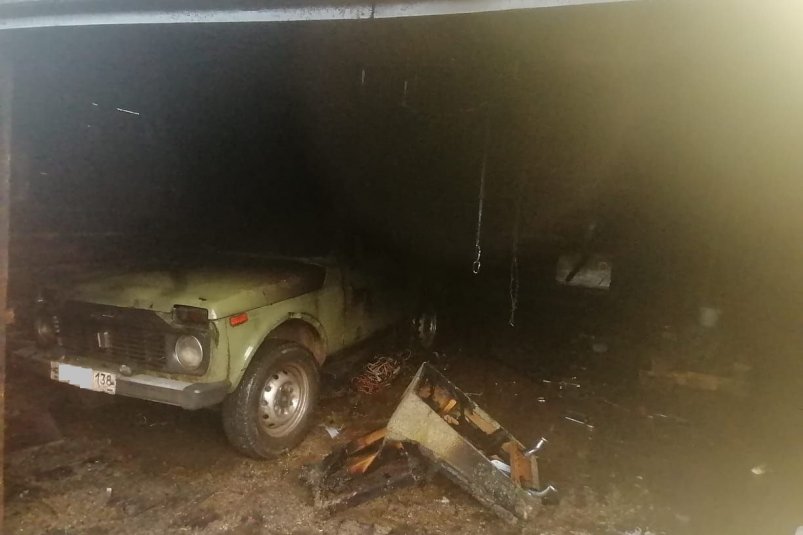 Гараж с машиной горел в поселке Янталь Иркутской области