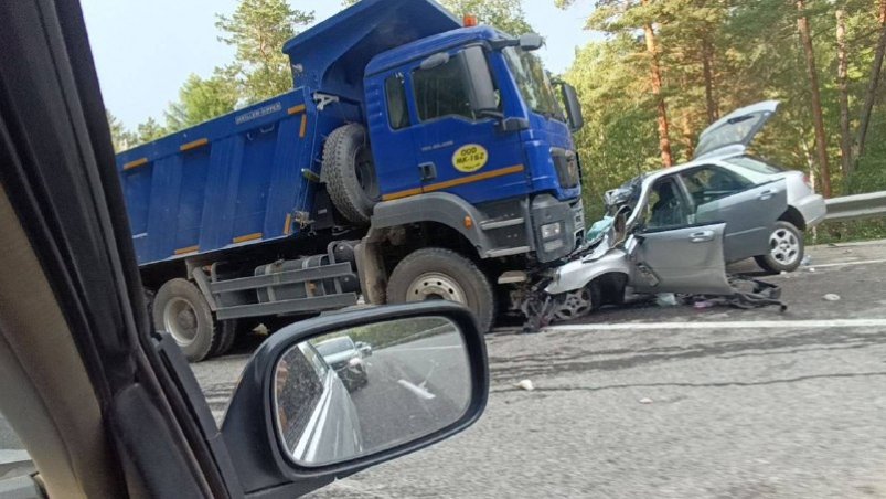 Иномарка влетела под грузовик в Шелеховском районе