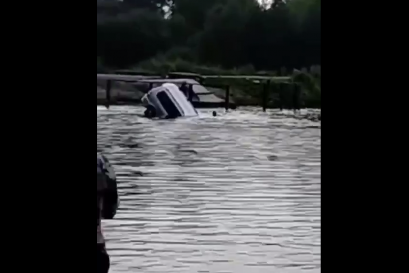 Машина утонула в озере в микрорайоне Искра Иркутска
