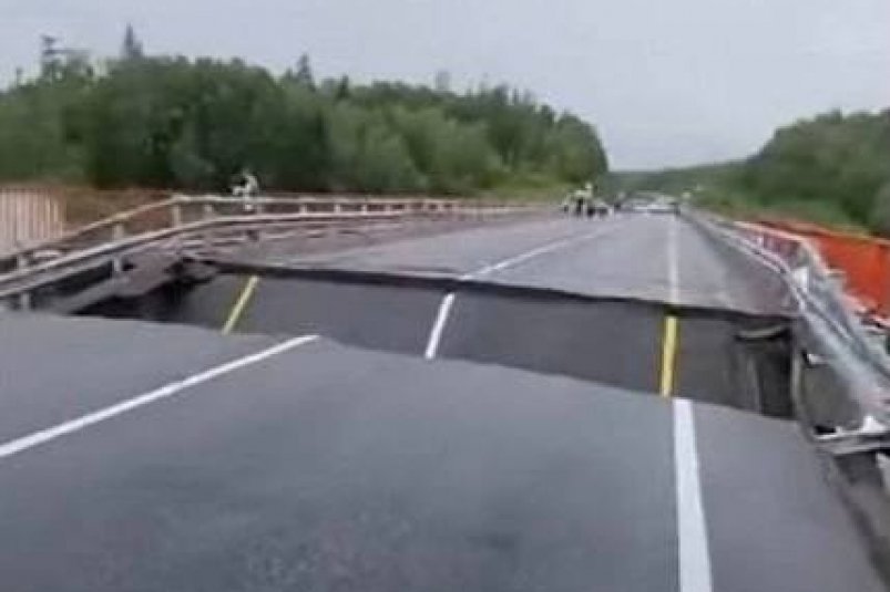 Движение легковушек восстановили по поврежденному мосту на дороге 