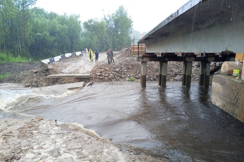 Движение по мосту через реку Хингуйка в Нижнеудинском районе прекращено из-за подъема воды