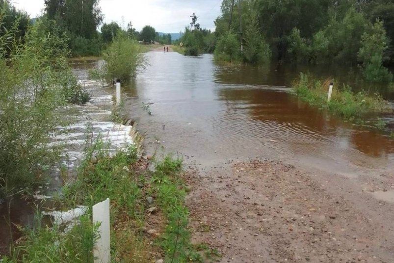 Из-за дождей подтопило дорогу Тайшет-Сереброво в Иркутской области