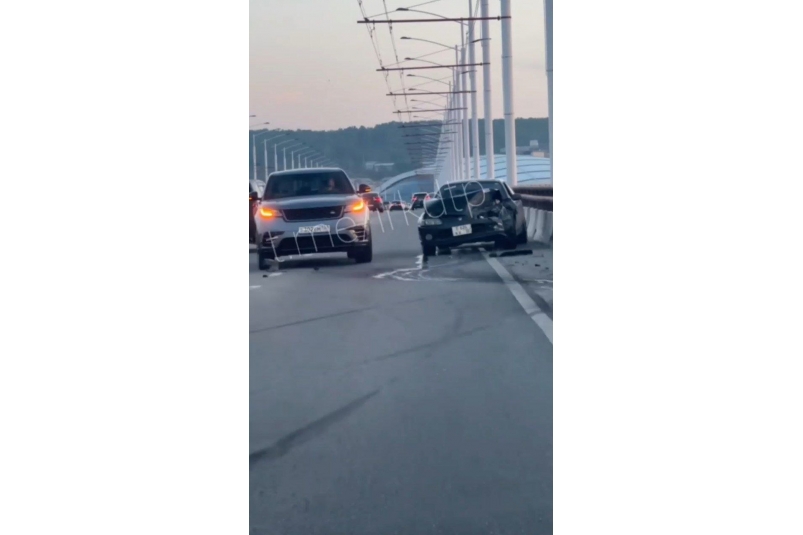 Жесткое ДТП произошло на Академическом мосту в Иркутске