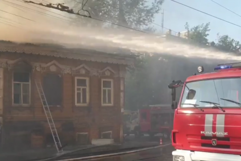 Старинный дом горит на улице Тимирязева в Иркутске