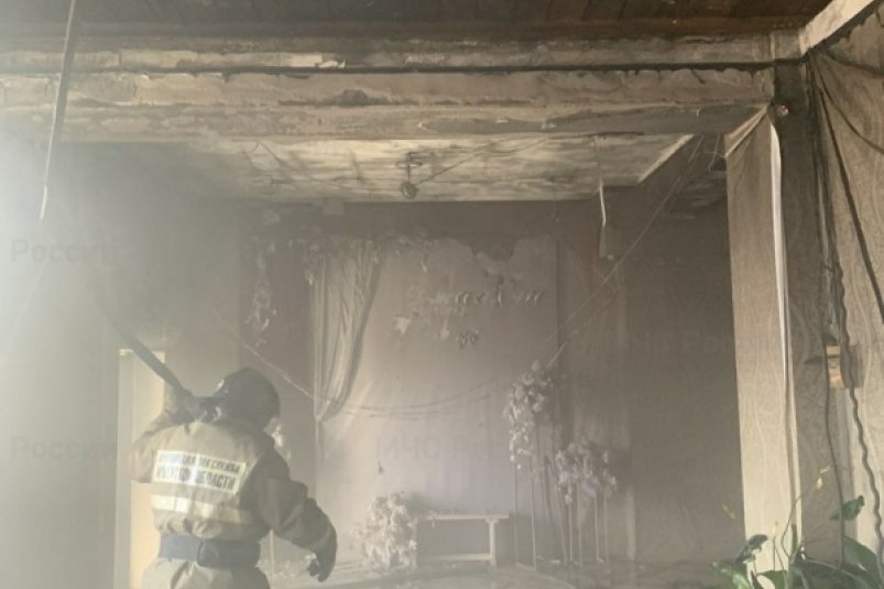 30 человек спаслись из горящего ресторана в селе Хомутово Иркутского района
