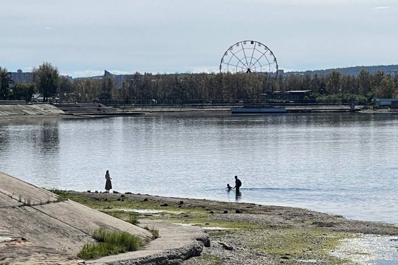 В Иркутске мужчина с ребенком устроили прогулку в воде Ангары