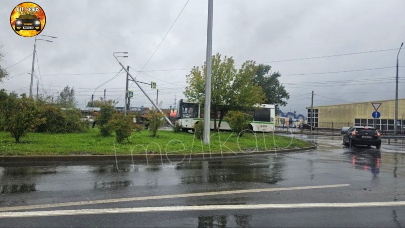 Автобус снес столб в Ленинском районе Иркутска