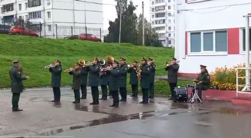 Военный оркестр выступил на одном из избирательных участков Иркутска