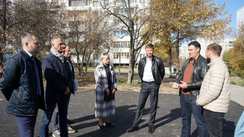 Благоустройство территорий проверили спикер думы Иркутска и мэр города