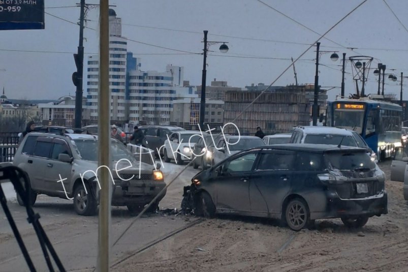 Иномарки жестко столкнулись на Глазковском мосту в Иркутске