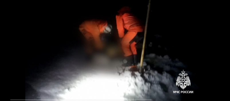 Внедорожник провалился под лед на Байкале. Водитель погиб