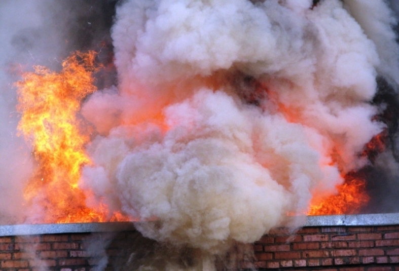 Более 50 человек спасли на пожаре в многоквартирном доме на Волгоградской в Иркутске