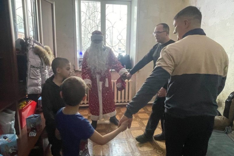 Дети из многодетной семьи в Усолье-Сибирском получили подарки от Деда Мороза