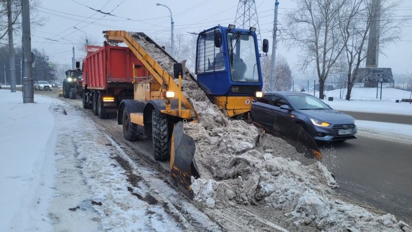 В Иркутске продолжается круглосуточная уборка дорог и тротуаров от снега