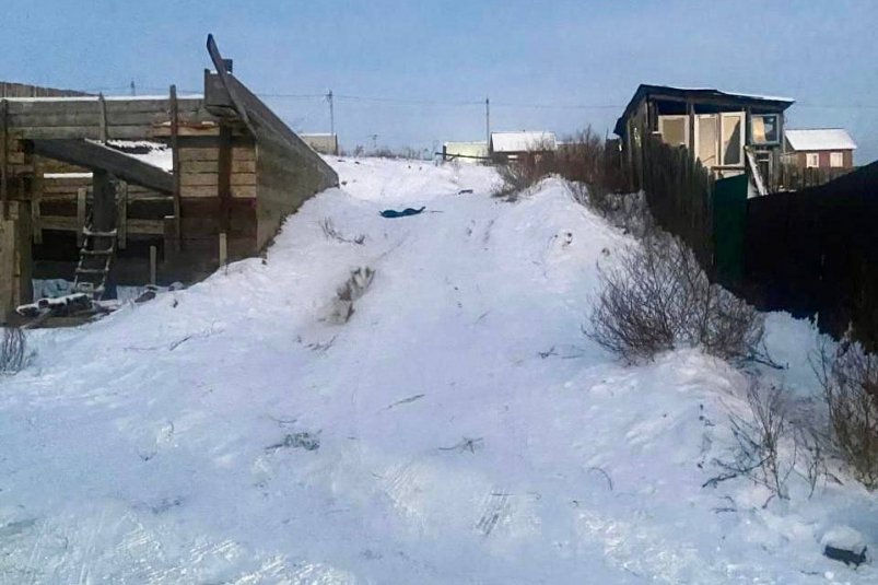 В Иркутске скончалась девочка, попавшая под машину после скатывания со стихийной горки