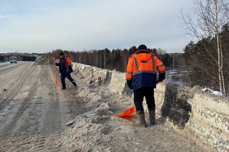 Противогололедную обработку тротуаров проводят в Иркутске