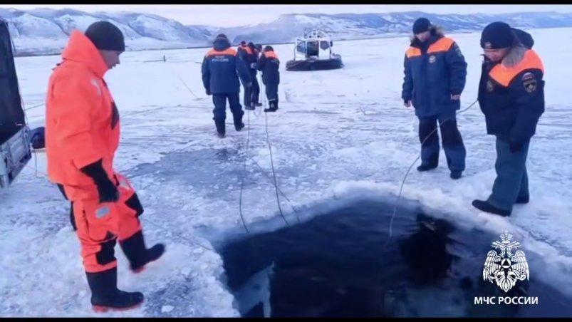 На Байкале завершены поиски тел провалившихся под лёд рыбаков