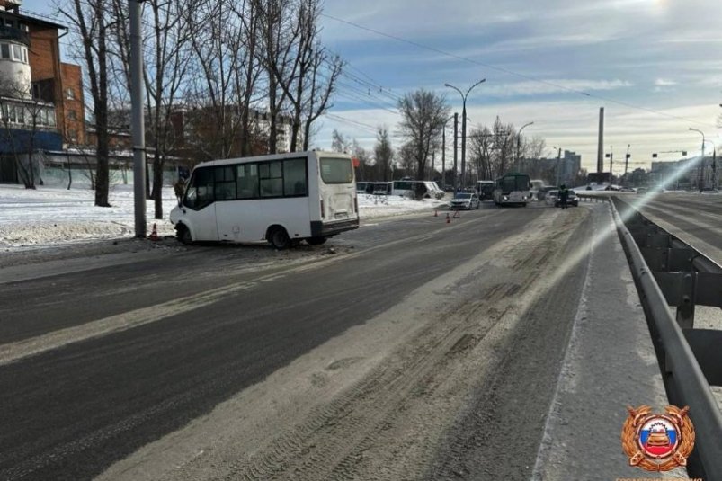 В Иркутске водитель маршрутки с пятью пассажирами врезался в столб