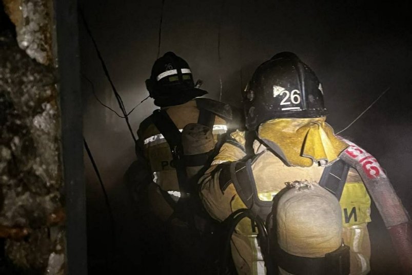 Женщина получила ожоги при попытке потушить горящую веранду дома в Братске