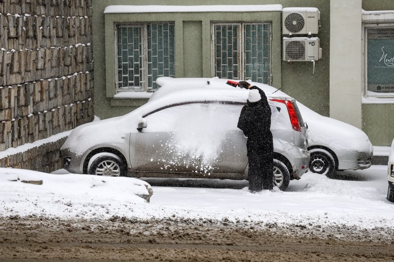 Эксперт напомнил о наказании за снег на крыше автомобиля
