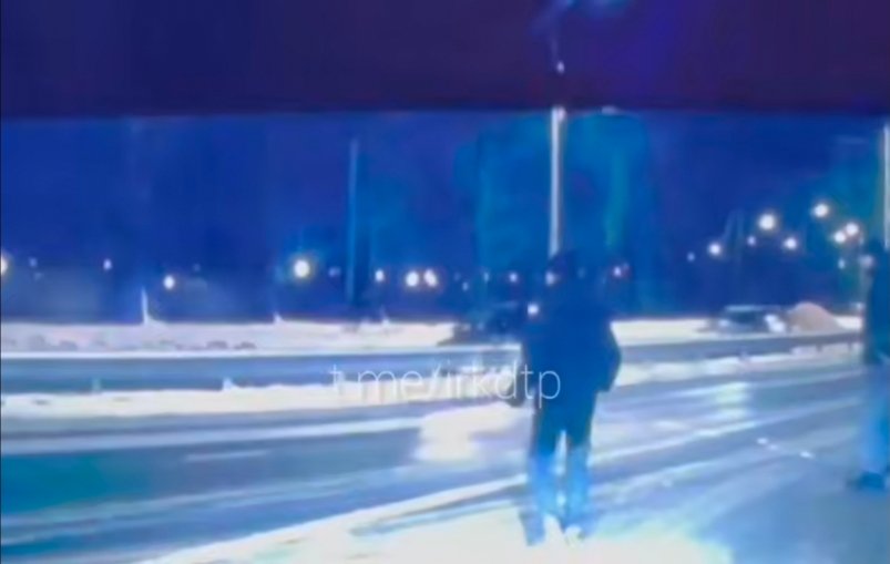 Толпа пешеходов-нарушителей спровоцировала ДТП с двумя иномарками в Иркутске